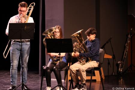 A me slišiš Pet čevljev merim, palcev pet (20)